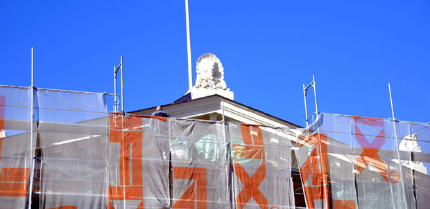 На зграду Главне железничке станице враћени делови грба