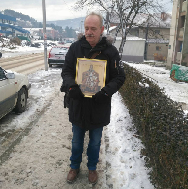 Носећи икону Светог Василија, сам прошетао варошом: Милетова лекција суграђанима о одбрани православља