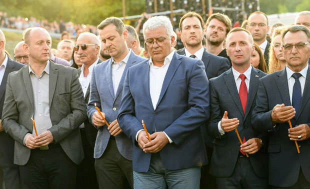 После поруке премијера Марковића да се не повлаче спорни прописи: У Црној Гори пашће закон или влада!