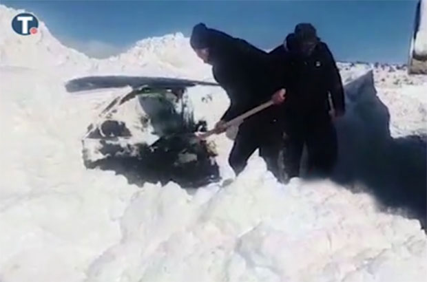 Ове снимке са Пештера још нисте видели: Аутомобили пуни снега, сметови виши од људи, олујни ветар дувао осам сати па оковао цео крај (ФОТО+ВИДЕО)