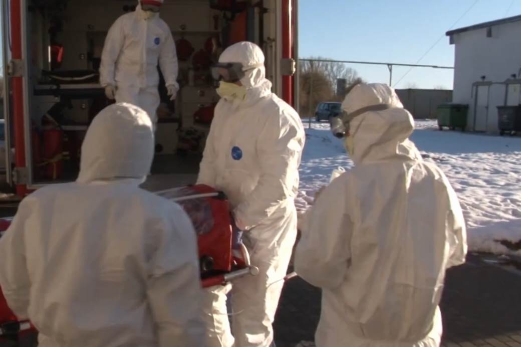 Румуни преносили жену за коју мисле да има корона вирус, па им испала (ВИДЕО)