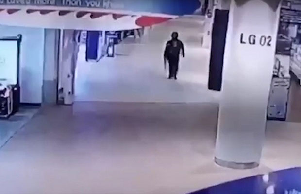 Језиве сцене на Тајланду: Убица се опуштено шета са пушком, док људи спасавају живу главу (ВИДЕО)