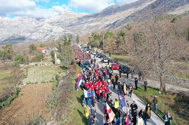 Литија дуга 30 километара кренула из Мркоњића према Требињу (ФОТО)