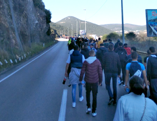 Улцињани кренули ка Бару: Око пет стотина људи у литији, полиција их обезбеђује