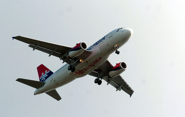 Драма изнад Лондона: Авион Ер Србије због олује није могао да слети