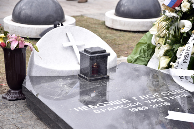 Обележена друга годишњица смрти Небојше Глоговца: Глумчева удовица, син и отац посетили његову вечну кућу