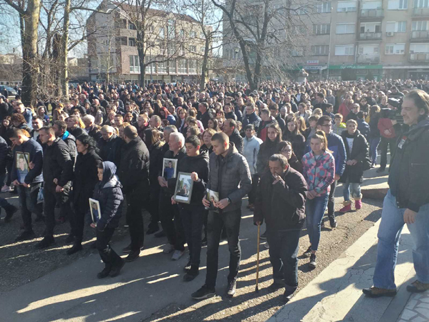 Протест у Великој Плани због пребијања младића до смрти: Око 500 грађана у шетњи, на челу колоне родитељи и брат настрадалог Стефана Филића (ВИДЕО)