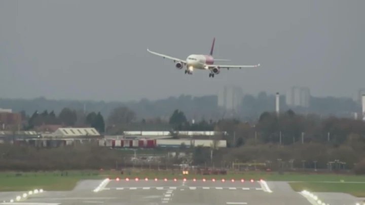 ДРАМАТИЧНИ снимци са аеродрома: Олуја се игра са авионима као да су од папира (ВИДЕО)