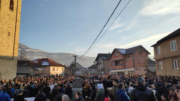 Болестан, оперисаног ока, са штакама у једној, а иконом у другој руци Рајко је препешачио 12 километара: Када је ушао у Бијело Поље поздрављен је овацијама (ФОТО)