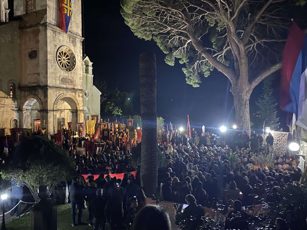 Новљани не дају светиње: Литија ишла преко мора, суспендована учитељица из Бара била почасни гост, стигла порука чак из Америке, па запевао Георгиев (ФОТО+ВИДЕО)