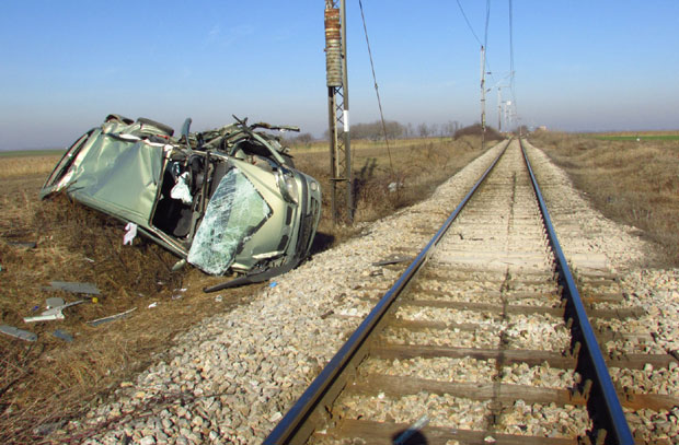 Судар је био толико СИЛОВИТ, да је аутомобил одлетео 15 метара, Борису и Владимиру није било спаса: Нови детаљи СТРАВИЧНЕ трагедије на пружном прелазу код Змајева 