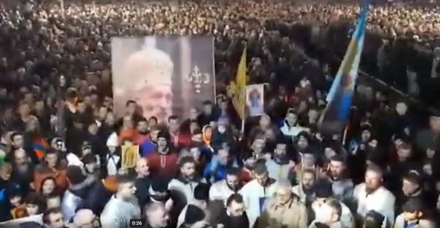 Библијски снимак који оставља без дaха: 35.000 Никшићана у исти глас изговара Оче наш (ВИДЕО)