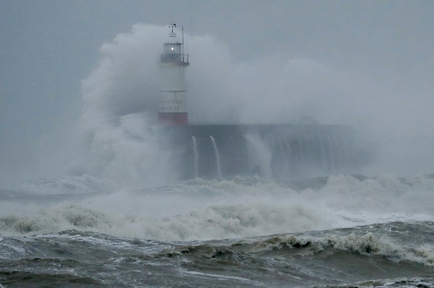 Олуја ХАРА Европом: Страдало пет особа, метеоролози најављују СТРАШНЕ МЕЋАВЕ (ФОТО/ВИДЕО)