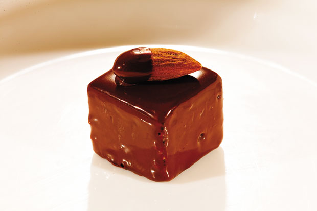 Савршен спој бадема и чоколаде: Посластице које ће вас одушевити (РЕЦЕПТИ)