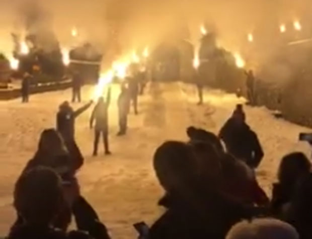 „Одбранићемо светиње, нашу СПЦ и веру православну”: Бакље осветлиле средњовековни манастир код Берана, уз пламен се порука диже ка небу (ВИДЕО) 