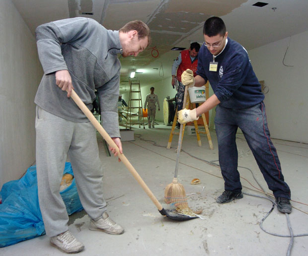 Допуна џепарца током распуста: Све више ђака који траже посао, па се понуде оглашавају у средњим школама