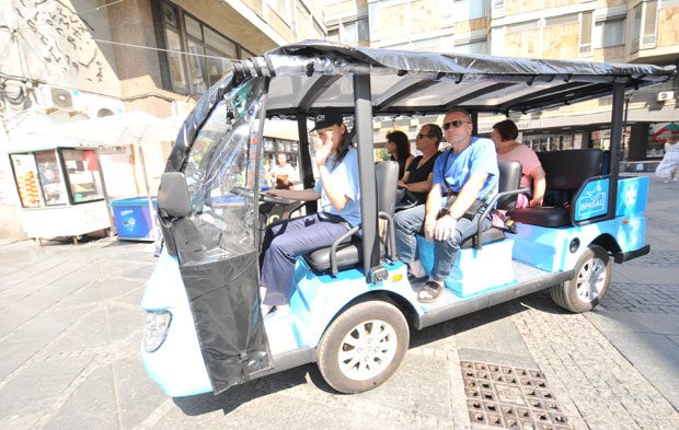 Врабац вози и пацијенте? Град планира да унутар КЦС уведе паркинг зону и електрична возила