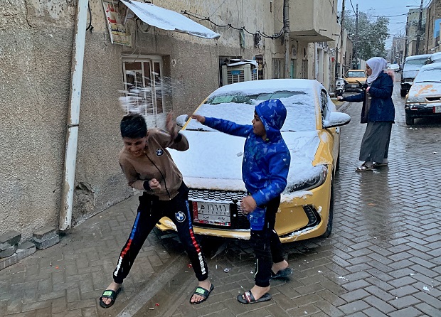 Снег после 12 ГОДИНА: Док у Београду пада фебруарска киша, деца у Багдаду се ГРУДВАЈУ (ФОТО/ВИДЕО)