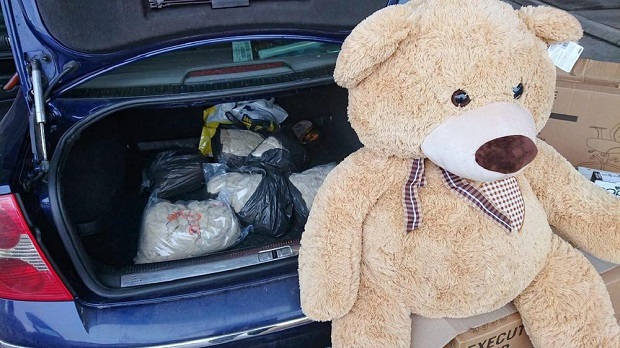 У рођенданској торти и плишаним медведима сакрио СИРОВА ЦРЕВА: Цариници спречили шверц на граници са Бугарском (ФОТО) 