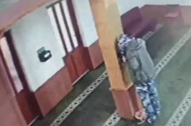 Човек у шареном оделу пљачка џамију: Дечак (4) позвао оца и помогао да ухвате ЛОПОВА (ВИДЕО)