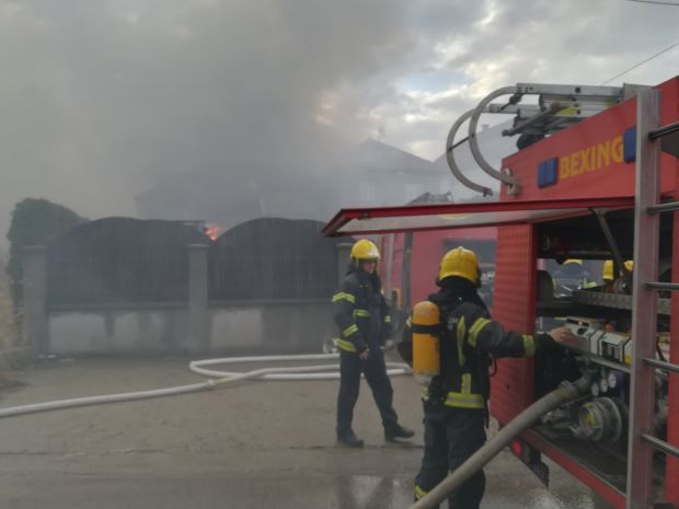 Први снимци пожара на Вождовцу: Гори магацин пластике, око 10 ватрогасних екипа на терену (ФОТО/ВИДЕО)