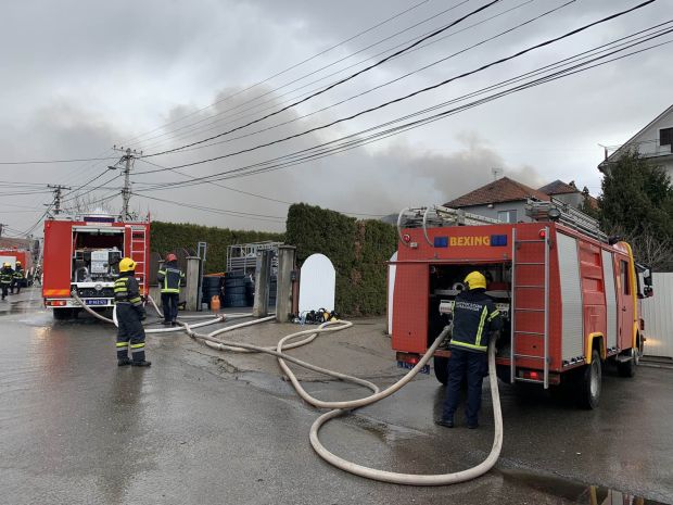 Интервенисало 39 ватрогасаца, густ дим се ширио градом: Локализован пожар на Вождовцу, у току догашивање 