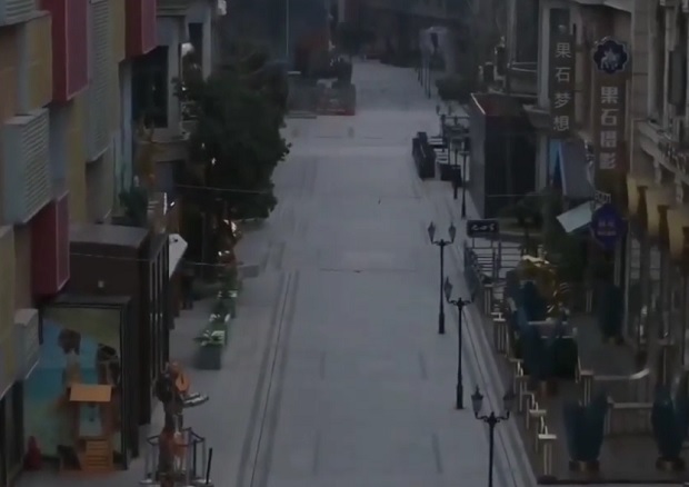 Вухан је постао ГРАД ДУХОВА: Изолован је због СМРТОНОСНОГ вируса, сабласни призори на улицама (ВИДЕО)