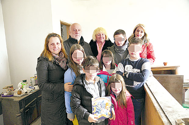 Пре годину и по Анита је САХРАНИЛА СУПРУГА, а четири месеца касније и БОЛЕСНУ ЋЕРКУ: Самохрана мајка петоро деце сада жели само једно 