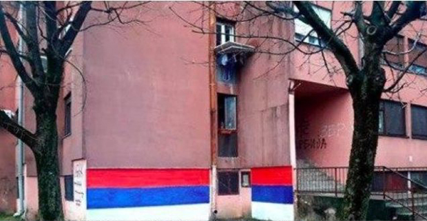 Никшић не преза пред “молерима”: Нове тробојке по клупама и зградама осликавају се брже него што их крече (ФОТО)