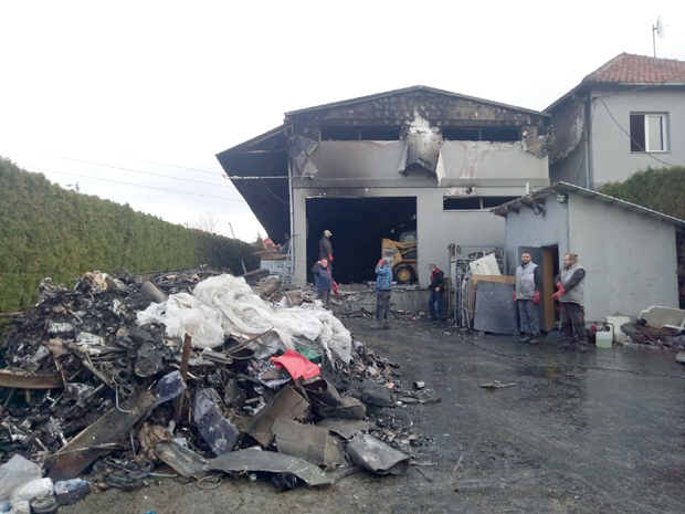 Фабрика хранила више од 30 породица: Изгорео магацин пластике, четири ватрогасна возила и даље дежурају испред објекта (ФОТО/ВИДЕО)