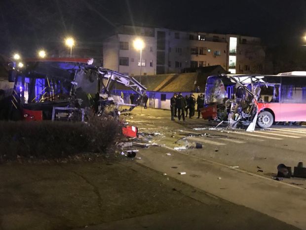 Тешка саобраћајна несрећа у Земуну: Погинуо возач градског аутобуса, више особа повређено