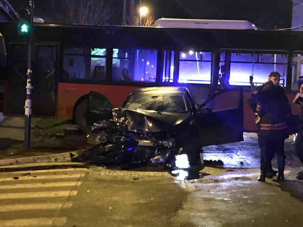 Младић (22) који је изазвао несрећу у Земуну ПРОШАО кроз ЦРВЕНО светло:  Одређен му притвор до 48 сати