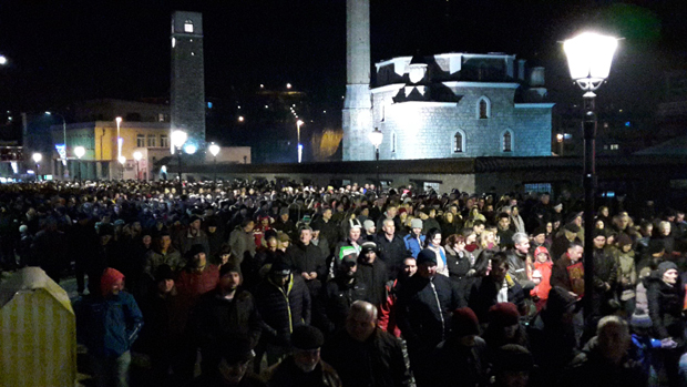 После трагичне смрти познатог певача у Пљевљима: Литија без духовне музике и скандирања