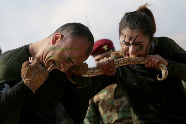 Шокантне фотографије: Курдске жене војници зубима растржу живе змије и зечеве