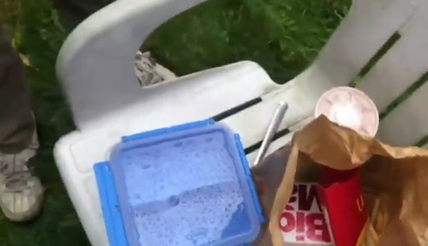 Закопао хамбургер са шејком и помфритом у врт и појео то након 14 месеци (ВИДЕО)