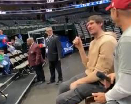 Кад запева Боби Марјановић: У дворани, после победе над Кингсима, центар Даласа певао Шаулићеве песме (ВИДЕО)