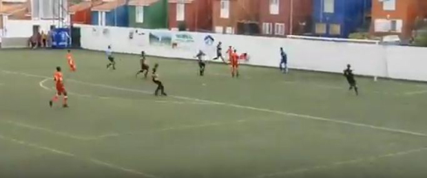 Страшан пех фудбалера у Шпанији: У трку, за лоптом, ударио целим телом у бетонски зид (ВИДЕО)