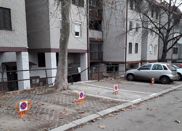 Казна за присвајање паркинга: На адресе комуналних инспектора стижу жалбе због препрека близу зграда