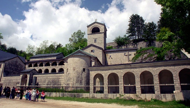 Цетињски манастир припада Српској православној цркви: Објављен доказ на основу којег се види да Ђукановићев режим износи неистине (ФОТО)