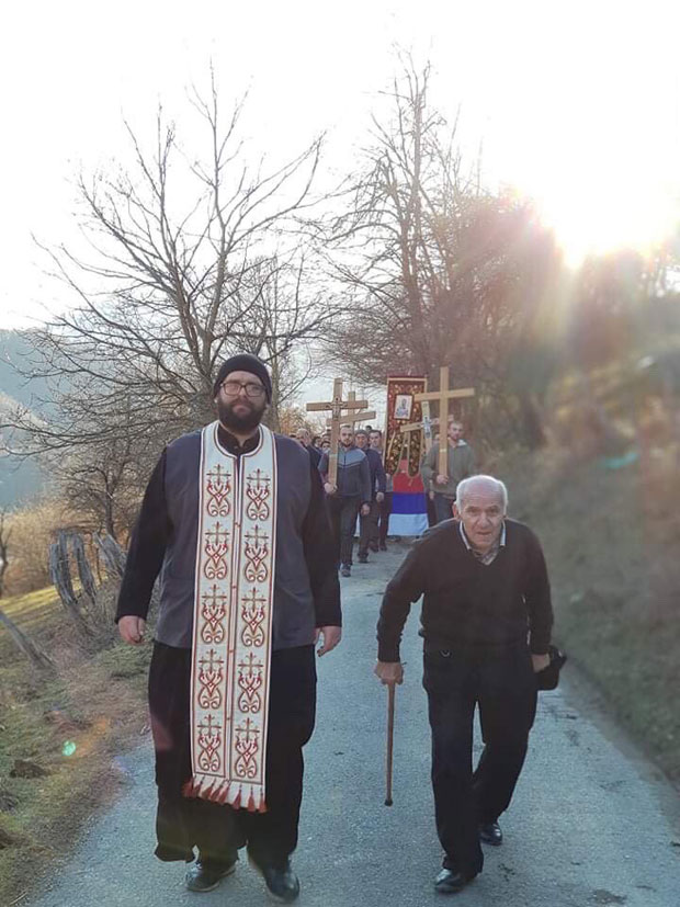 Имамо ЈУНАКА црногорских литија: Старина Гојко Јокић иако врло стар са штапом у рукама одважно корача за одбрану светиња (ФОТО+ВИДЕО)