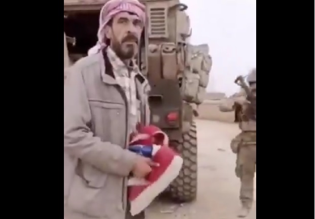 Грмаљ откинуо заставу са АМЕРИЧКОГ конвоја, па питао војнике “Шта хоћете?”: Погледајте како НЕУСТРАШИВИ СИРИЈАЦ брани земљу (ВИДЕО)