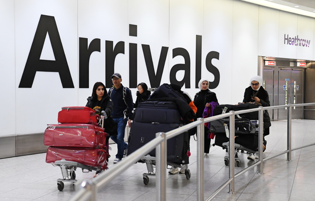 Паника у Британији: Слетело чак ОСАМ авиона, путници нису могли да изађу јер у свакој летелици се неко жалио да има симптоме корона вируса