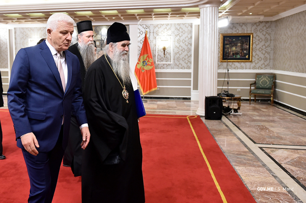 Нож у леђа црногорске власти: Док је Амфилохије разговарао са премијером у цркву стигла ванредна државна инспекција и копирала папире о имовини