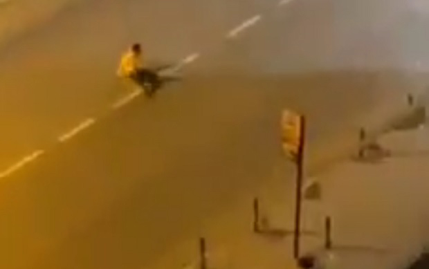 Бизаран снимак из Београда: Мушкарац лежи на путу, а онда наилази камион (ВИДЕО)