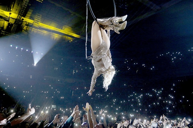 Висила је у ваздуху, публика је вриштала, а она је уз сузе свима послала поруке љубави: Наташа Беквалац распаметила Београђане (ФОТО+ВИДЕО)