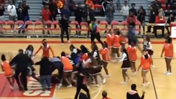 Овако нешто још није виђено: Од плесног обрачуна до туче чирлидерсица на утакмици (ВИДЕО)