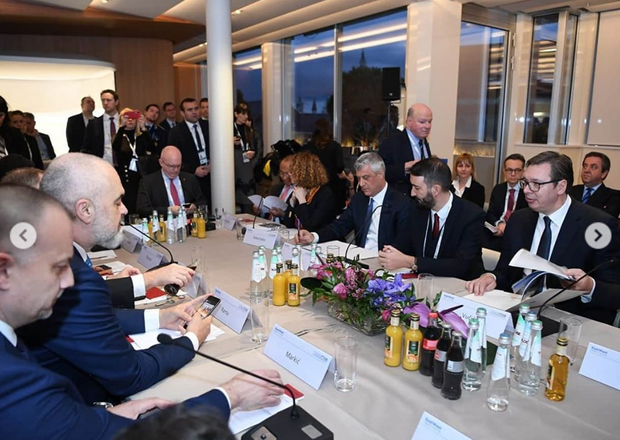 Вучић и Курти први пут очи у очи: Председник Србије и премијер тзв. Косова срели се на панелу у Минхену, за столом и Тачи и Рама (ФОТО)