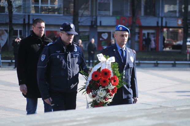 Венци српским ратницима: У Краљеву обележен Дан државности (ФОТО)