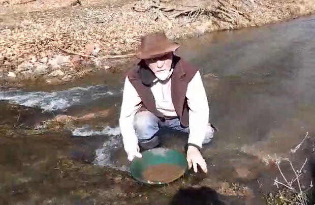 Небојши (65) је 44 године хоби проналажење злата из реке, а до сада је зарадио око 200.000 евра: Ово је најстарији испирач у Тимочкој Крајини (ВИДЕО)
