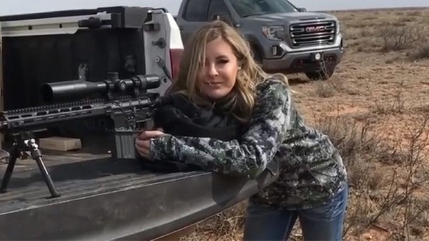 Дођите и узмите их!: Лепотица показала како ће проћи они који би да јој отму оружје (ВИДЕО)